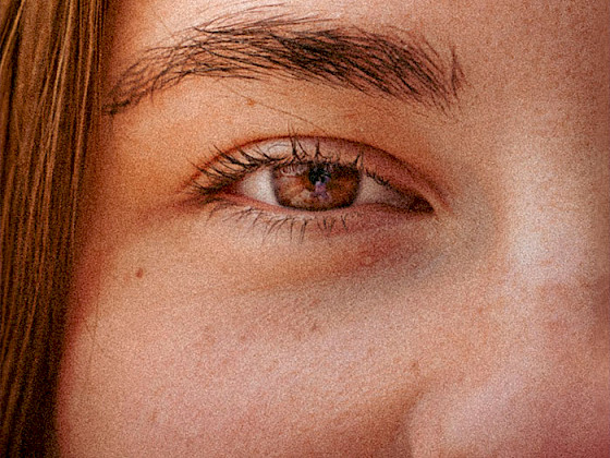 Rostro de una mujer en que se ve su ojo en primer plano