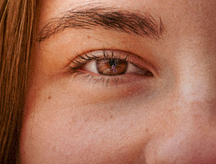 Rostro de una mujer en que se ve su ojo en primer plano