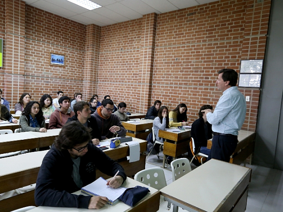 Un grupo de alumnos escucha al profesor en el el Centro de Apoyo Académico UC.