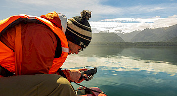 Investigador haciendo un análisis en el agua en Patagonia