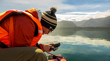 Investigador haciendo un análisis en el agua en Patagonia