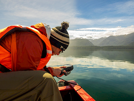 Investigador haciendo un análisis en el agua en Patagonia