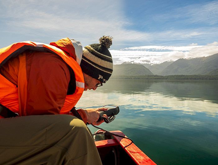 Investigador haciendo un análisis en el agua en Patagonia