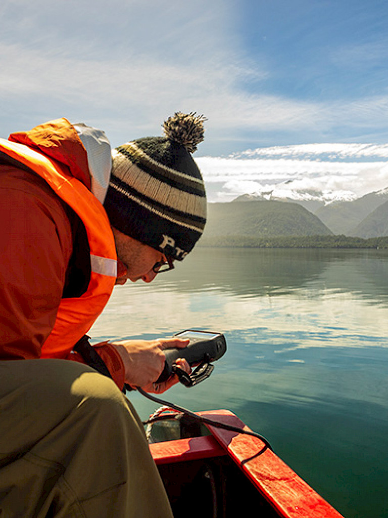 Investigador haciendo un análisis en el agua en Patagonia