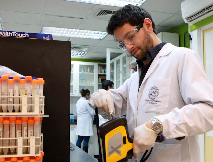 Investigador en laboratorio.