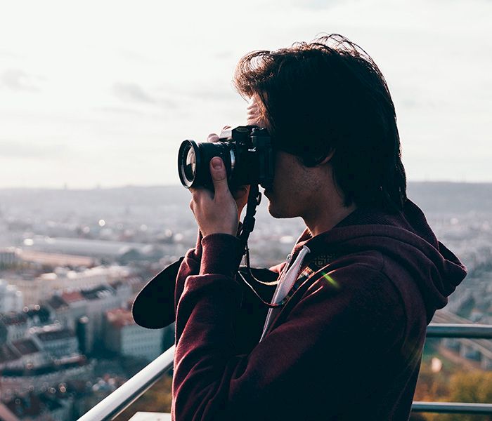 Joven sacando fotos
