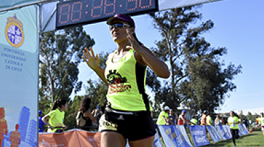 Mujer runner llegando a la meta