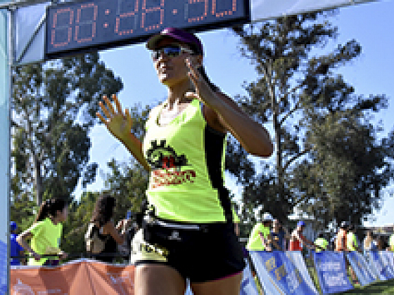 Mujer runner llegando a la meta