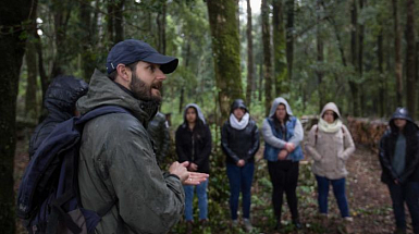 Nicolás Gálvez y los alumnos en la Reserva de la Biósfera Araucarias