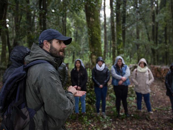 Nicolás Gálvez y los alumnos en la Reserva de la Biósfera Araucarias