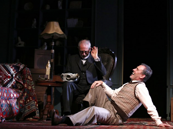 Muestra de la obra en vivo: relato de una conversación entre el Dr. Sigmund Freud (Héctor Noguera) y el académico y novelista C.S. Lewis (Cristián Campos)  en torno a la fe, la existencia de Dios y la forma en que estos temas vitales impactan y condicionan a las personas.