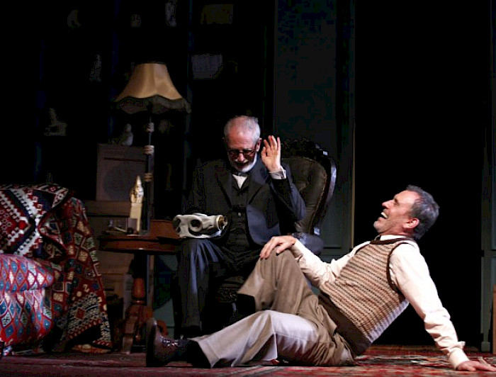 Muestra de la obra en vivo: relato de una conversación entre el Dr. Sigmund Freud (Héctor Noguera) y el académico y novelista C.S. Lewis (Cristián Campos)  en torno a la fe, la existencia de Dios y la forma en que estos temas vitales impactan y condicionan a las personas.