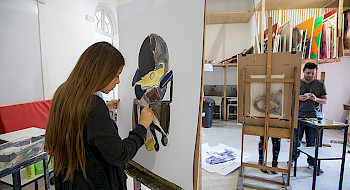 Joven pintando un lienzo