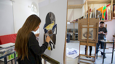 Joven pintando un lienzo