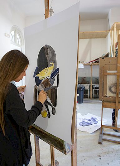 Joven pintando un lienzo