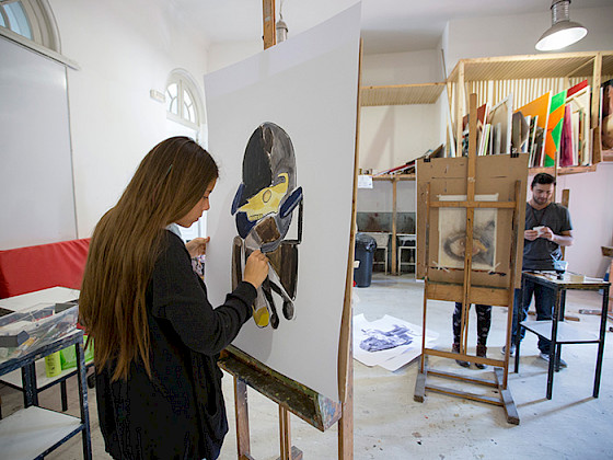Joven pintando un lienzo