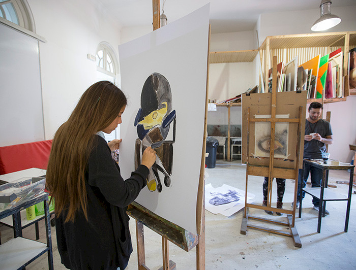 Joven pintando un lienzo