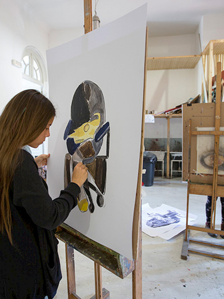 Joven pintando un lienzo