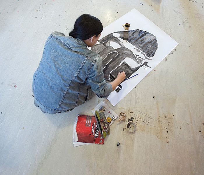 Joven pintando un lienzo