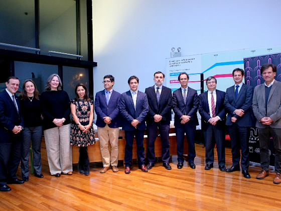 El Rector Ignacio Sánchez y la periodista Paula Molina de Radio Cooperativa, junto a integrantes de Nucleo Milenio UC.