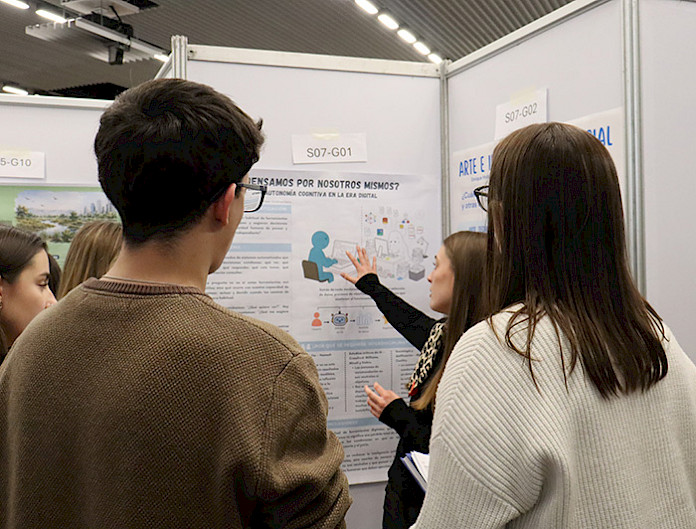 Estudiantes mostrando su investigación en feria de Seminario College UC.