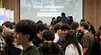 Estudiantes participando en la feria Seminario College