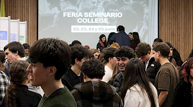 Estudiantes participando en la feria Seminario College
