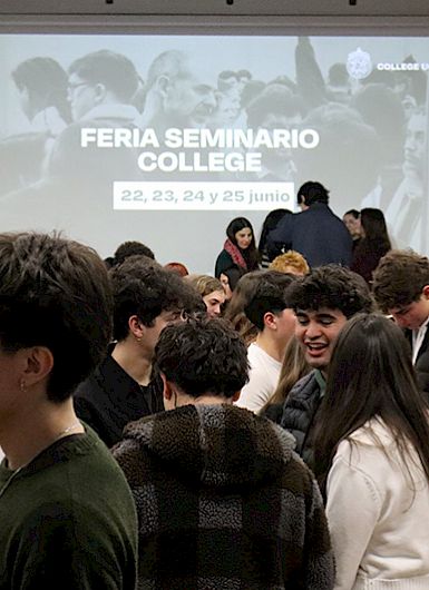 Estudiantes participando en la feria Seminario College
