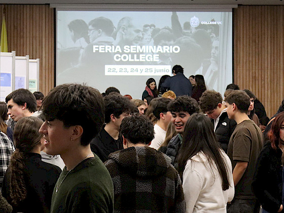 Estudiantes participando en la feria Seminario College