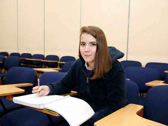Becaria. Constanza Sepúlveda, hija de un funcionario. Hoy cursa distintas materias en el Preuniversitario UC gracias al beneficio que la Dirección de Personas le adjudicó.