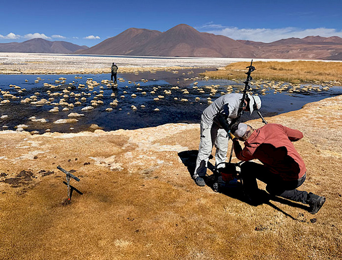 Investigadores instalando instrumentos en un salar