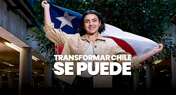 Mujer sostiene una bandera chilena
