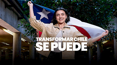 Mujer sostiene una bandera chilena