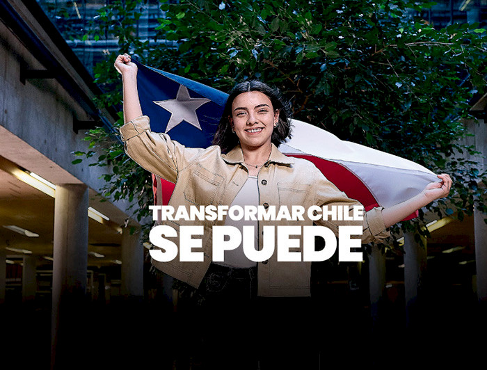 Mujer sostiene una bandera chilena