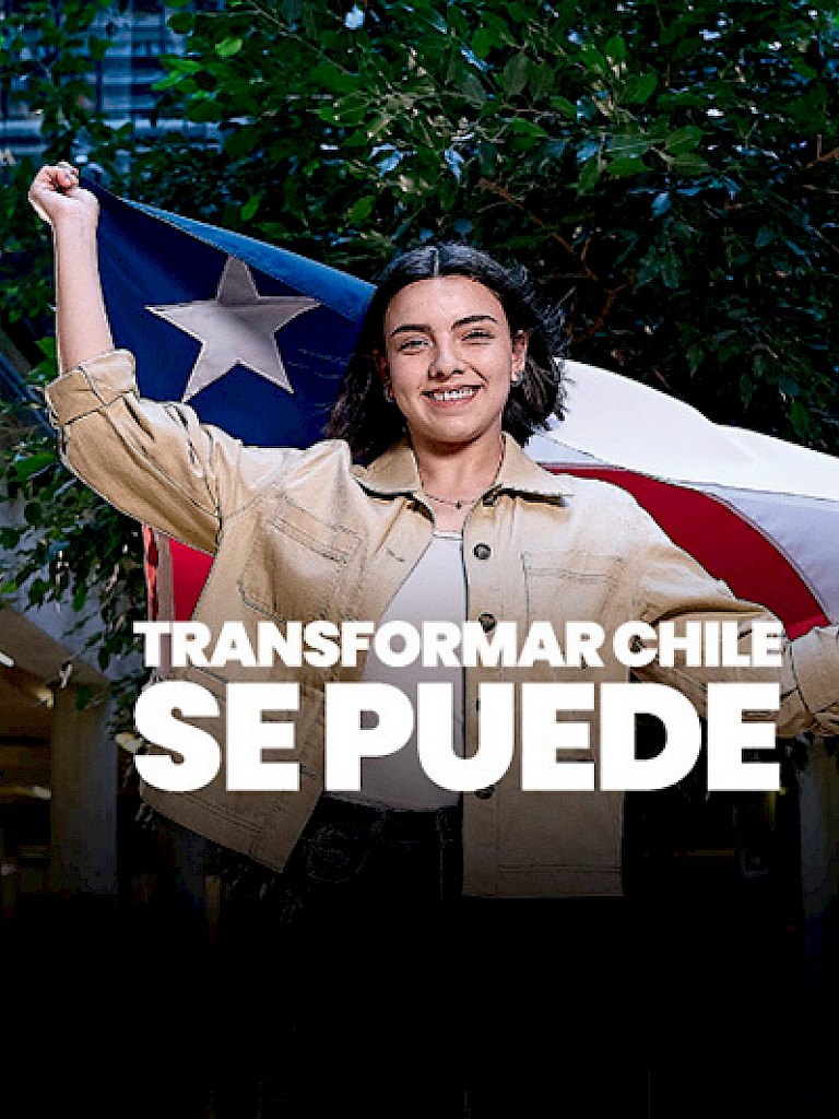 Mujer sostiene una bandera chilena