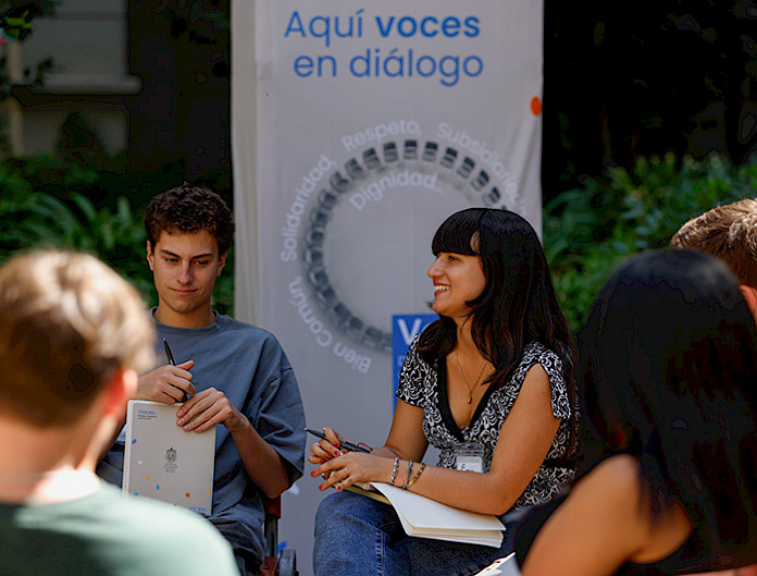 Estudiantes participando del curso Voces.