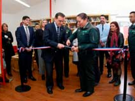 Autoridades y representantes en la reinauguración del espacio Biblioteca Escolar Futuro en el Centro Penitenciario.
