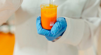 Experimento con un tubo de ensayo y un líquido naranja