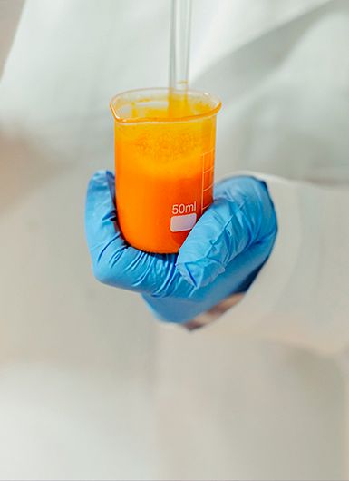 Experimento con un tubo de ensayo y un líquido naranja