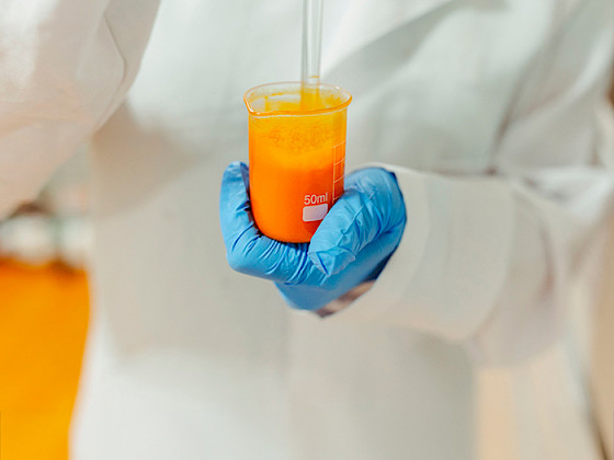 Experimento con un tubo de ensayo y un líquido naranja