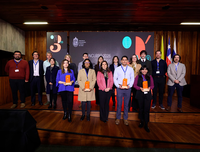 Ganadores del Concurso Tesis en 3 Minutos junto con autoridesdes de la UC.