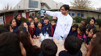 Grupo de niños que pudieron ser testigos de variados experimentos, un show de magia con trucos que pueden ser explicados a través de la acción de la química y un cuentacuentos sobre la importancia del reciclaje.