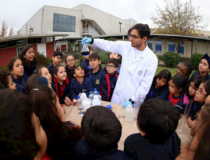 Grupo de niños que pudieron ser testigos de variados experimentos, un show de magia con trucos que pueden ser explicados a través de la acción de la química y un cuentacuentos sobre la importancia del reciclaje.