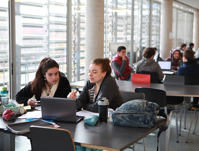 Estudiantes trabajando en un notebook en una sala