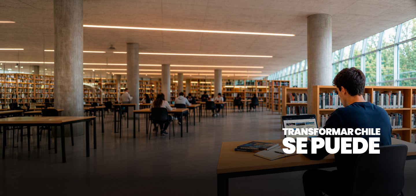 Joven de espaldas trabajando en un notebook en una biblioteca