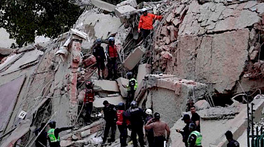 Edificio destruído tras terremoto en Venezuela