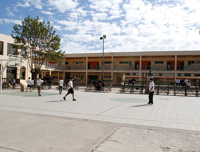 Escolares jugando en el patio de un colegio
