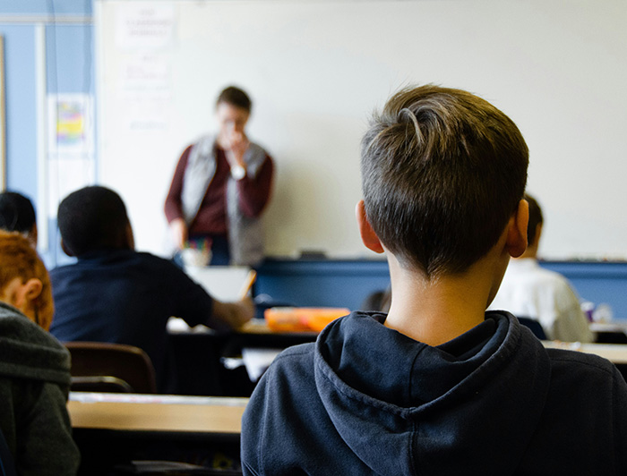 Escolares y un profesor en una sala de clases