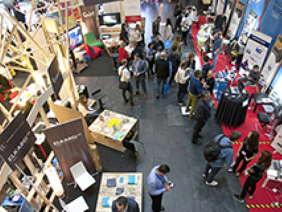 Imagen aérea de stands de proyectos de innovación