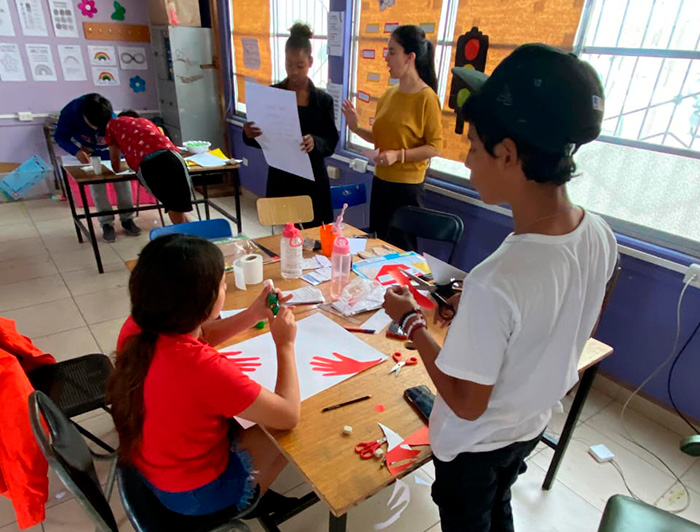 Escolares y monitores en una sala de clases